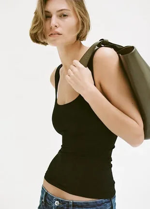 Базовый черный топ zara с широкими бретелями размер s