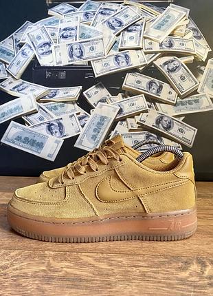 Кросівки, nike air force, чоловічі, для повсякденного носіння, мають темно жовтий колір, розмір 36,5 , розмір устілки 23,5 сантиметрів.