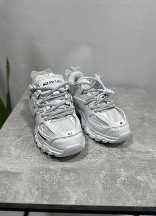 Ці кросівки balenciaga track у стильному білому кольорі – ідеальний вибір для тих, хто цінує модний дизайн та комфорт.