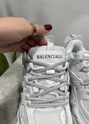 Ці кросівки balenciaga track у стильному білому кольорі – ідеальний вибір для тих, хто цінує модний дизайн та комфорт.
