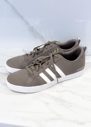 Кросівки adidas pp 46 є дефект