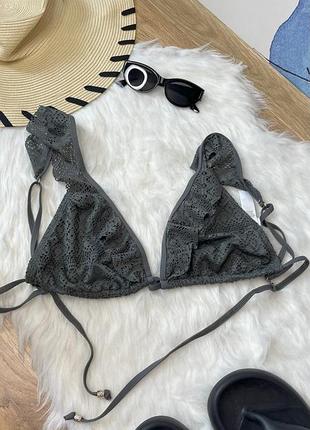 Эффектный серый верх от купальника primark с ажурными рюшами eur 48