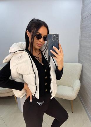Біла жилетка prada з капюшоном s