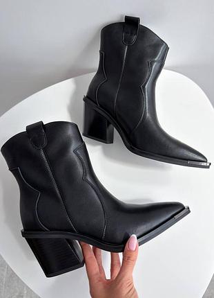 Трендовые кожаные ботинки козаки