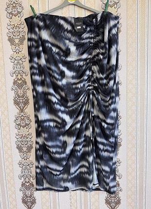 Стильна велика спідниця з розрізом, чорно біла довга юбка зі зборками та розрізом батал