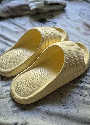 Пляжні шльопанці