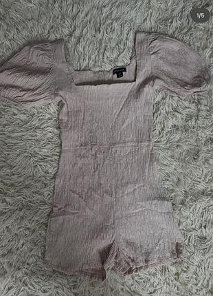 Фактурний пудровий ромпер від prettylittlething. бренд: prettylittlething розмір: eur 38 / uk 10 / us 6