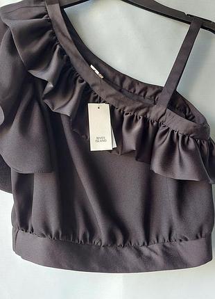 Стильний чорний кроп-топ river island на одне плече з ефектними багатошаровими воланами.