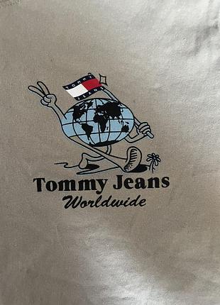 Футболка tommy jeans "worldwide"  бренд: tommy jeans  розмір: l але буде на s-m колір: оливковий / світло-шавлієвий