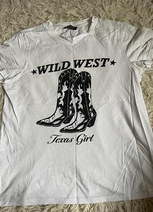 Біла футболка з принтом "wild west / texas girl"  бренд: fb sister  розмір: s (regular fit)  колір: білий з чорним принтом