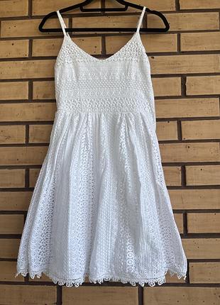 Білосніжна мереживна сукня