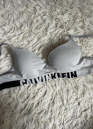 Сірий спортивний бюстгальтер / топ  бренд: calvin klein  розмір: не вказано на бірці (візуально s/m)  колір: сірий меланж із чорною еластичною резинко