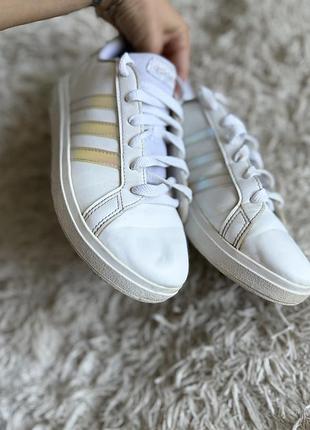 Adidas — кросівки