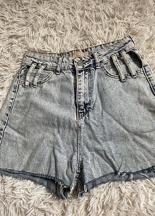 Джинсові шорти з оригінальними вирізами  бренд: pozitif jeans wear  розмір: w:27  колір: світло-блакитний з ефектом «варенки» / варений денім