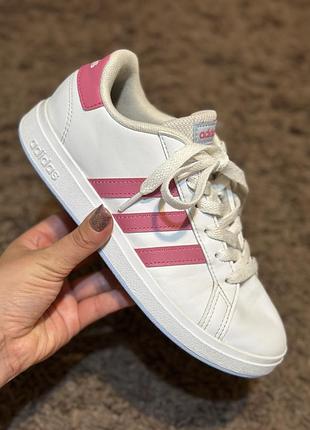 Оригінальні білі дитячі кросівки adidas court для дівчинки 35 розмір (22см) б/в