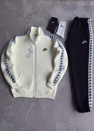Костюм на флісі nike лампас: кофта штани
2 пари шкарпеток у подарунок! зима-осінь