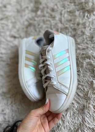 Белые кроссовки adidas для девочки