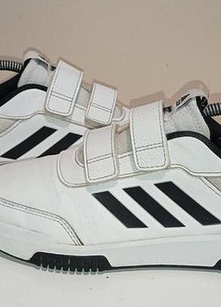 Брендовые кроссовки adidas.