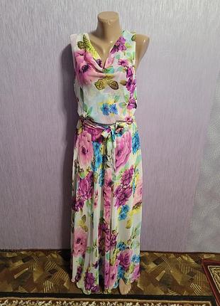 Красивое вечернее длинное платье.