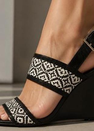 Босоножки на танкетке clarks