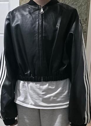 Куртка adidas чорна укорочена з принтом