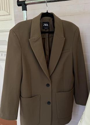 Жакет zara, коричнево-бежевий, розмір m. подовжений класичний фасон, лацкани, довгі рукави, кишені, ґудзики. стан хороший, без дефектів.