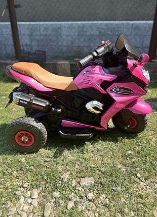 Дитячий електромотоцикл ks moto у дуже красивому рожевому кольорі електричний, зручний для дитини є музика ,3 колеса — стійкий та зручний стан хороший