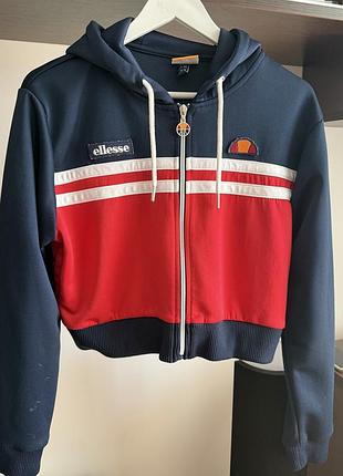 Укорочена жіноча толстовка на блискавці ellesse bulito full zip crop hoody у темно-синьому та червоному кольорах із білими смужками