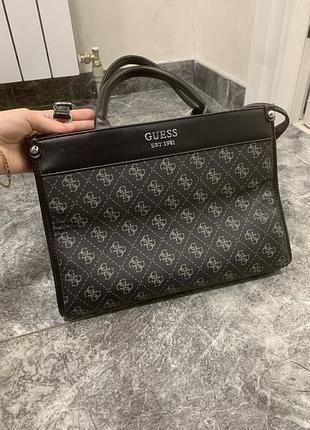 Стильна сумочка guess  / чорна сумка через плече продаю дуже красиву та зручну сумочку guess у стильному чорному кольорі з фірмовим принтом.