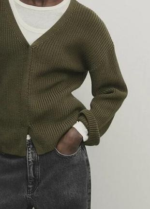 Бавовняний светр джемпер кольору хакі від massimo dutti