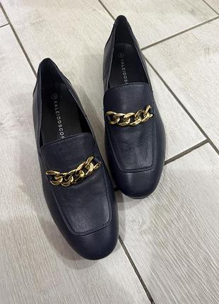 Шкіряні темно-сині жіночі лофери бренду kaleidoscope з декоративним золотистим ланцюжком на підйомі розмір 38