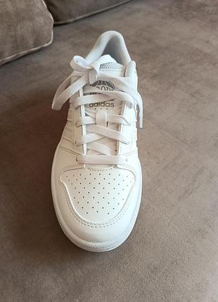 Кросівки adidas оригінал шкіра.не підійшов розмір.вони просто вогонь.розмір 37 -24 см устілка.