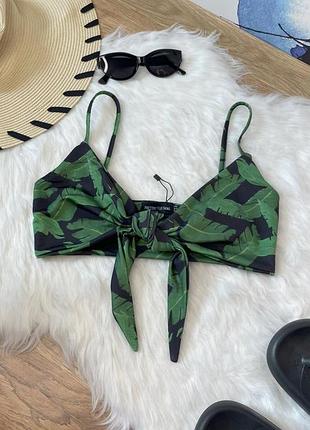 Стильный топ от купальника prettylittlething с тропическим принтом и узлом eur 36
