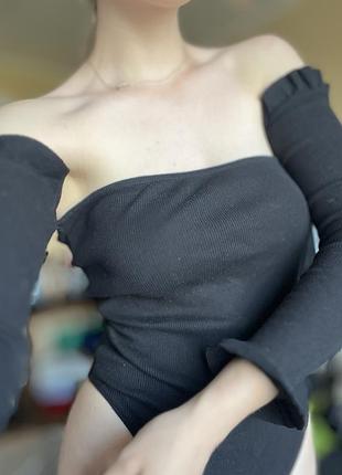 Чорне трикотачне боді з відкритими плечима prettylittlething / боді в рубчик xs/s