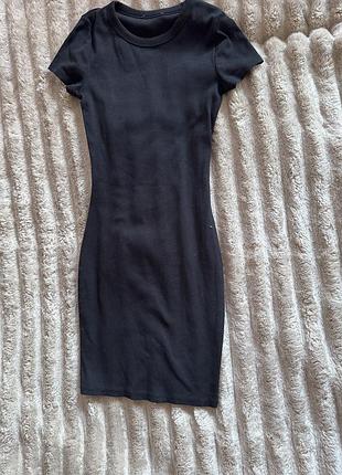 Базова чорна сукня-футболка в рубчик (bodycon)