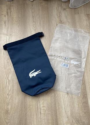 Стильна косметичка lacoste parfums у глибокому темно-синьому кольорі.