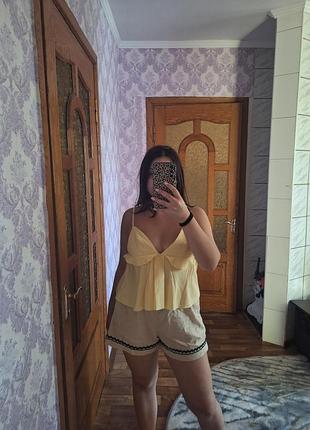Близкая лимонного цвета