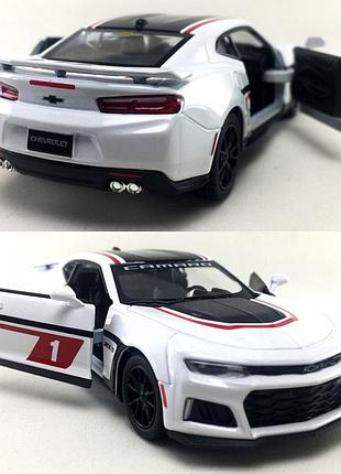 Металева машинка kinsmart 1:38 chevrolet camaro zl1 2017 kt5399wf інерційна, колір білий з принтом
