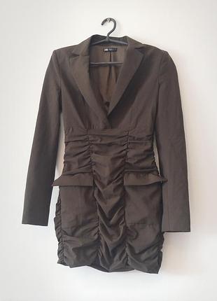 Zara. платье пиджак с длинными рукавами.