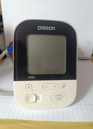 Танометр фирмы оmron с блютузом можно передавать показания к врачу в очень хорошем рабочем состоянии работает от сети и батарейки блока питания нет