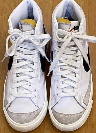 Кросівки nike.
