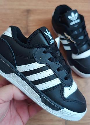 Новые оригинальные икожаные adidas р28,28,30 длина стельки по факту 17.5см 18..5см 19см