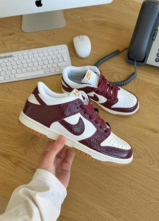 Жіночі кросівки nike dunk burgundy croc