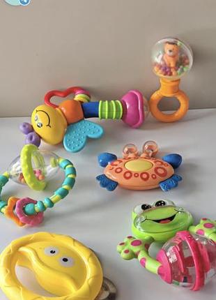 Брязкальце infantino міс баг з прорізувачем, іграшка-брязкальце chicco жаба, погремушка-прорезыватель bright starts "grab & spin"та інші лотом