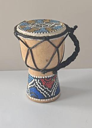 Африканский барабан джембе (djembe) в сувенирном  мини-исполнении.
