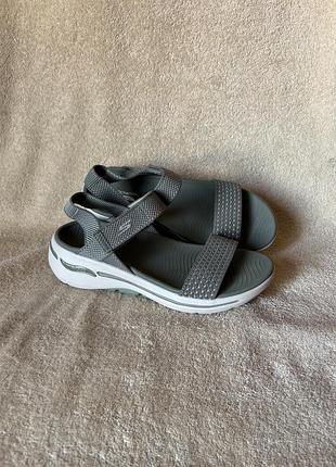 Skechers босоніжки go walk arch fit р.39