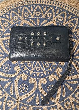 Архивный чорний гаманець alexander mcqueen 2009-2010 року оригінаl. освіжай свій гардероб стильними аксесуаром италия 
16×10
состояние 10/10