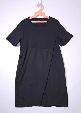 Черное платье cos с короткими рукавами и стильным спереди запахом (overlap front).