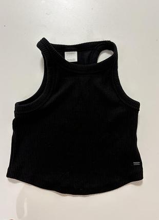 Чорна майка в рубчик від zara з круглим вирізом та невеликим металевим ярличком на бічному швовому краї