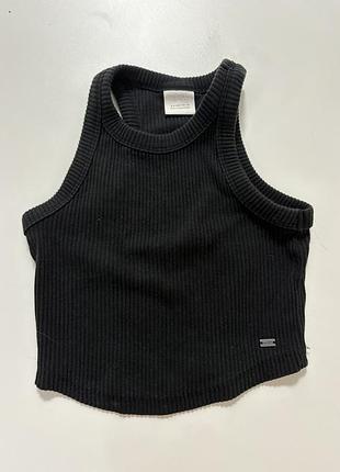 Чорна майка в рубчик від zara з круглим вирізом та невеликим металевим ярличком на бічному швовому краї